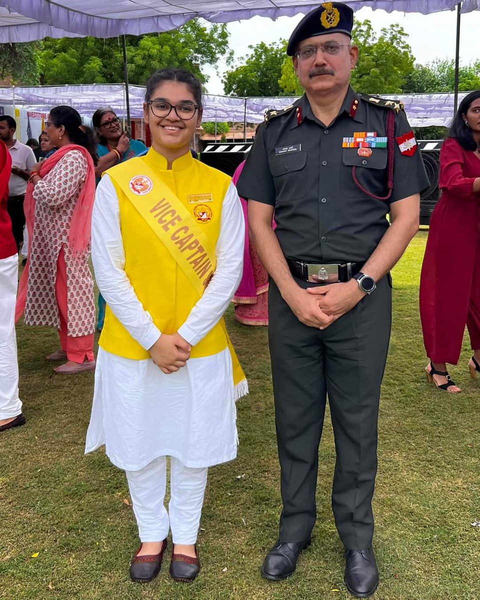 NirmalUtkarsh's tweet photo. #गर्वित_पल 
स्कूल छात्रा परिषद के एक कार्यक्रम में बिटिया नेहल गहलोत मुख्य अतिथि ब्रिगेडियर श्री संजय जी शर्मा के साथ बहुत उत्साहित मुद्रा में… https://t.co/uqX0VSWqXH