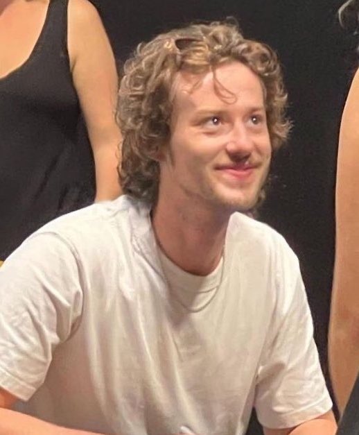 taiyyo_'s tweet photo. Joseph Quinn with the long hair - the thread https://t.co/LS2t7ElmjL