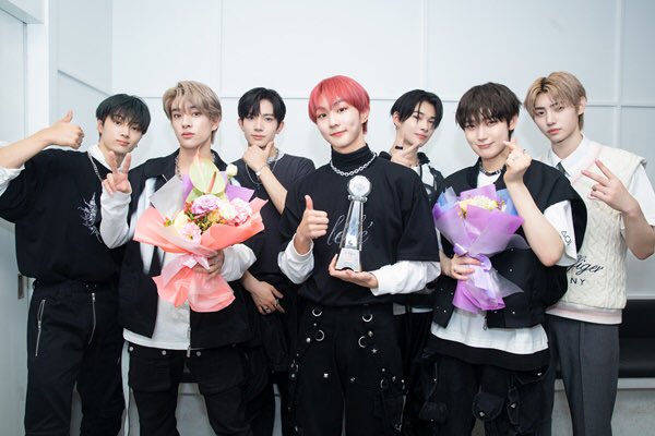 05BYNIKI's tweet photo. @BELIFTLAB — "ENHYPEN ha ganado 3 premios en programas musicales con su nueva canción. Interpretaron 'Future Perfect (Pass the MIC)' en KBS2TV 'Music Bank' [...] y ganaron el trofeo del 1er lugar."

🖇️. (https://t.co/tLVPvHADME)

ENHYPEN ELEVENTH WIN
@ENHYPEN_members #FuturePerfect3rdWin https://t.co/I5OPfkxyR1