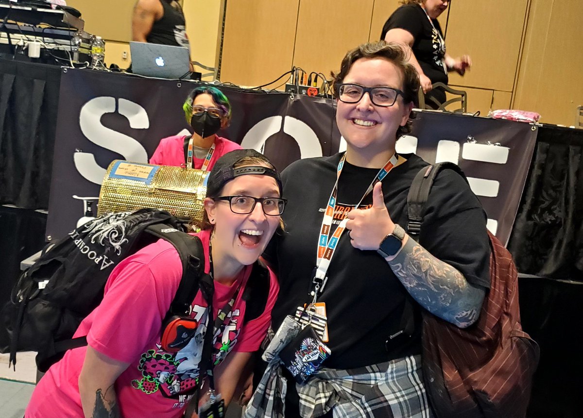 RollerCon's tweet image. Congratulations, Gorin! They (and their twin sister Tuff) just won the Derby Warehouse cabana for the Black N Blue Ball!!! Yay!!! 

@DerbyWarehouse #DerbyWarehouse #Raffle