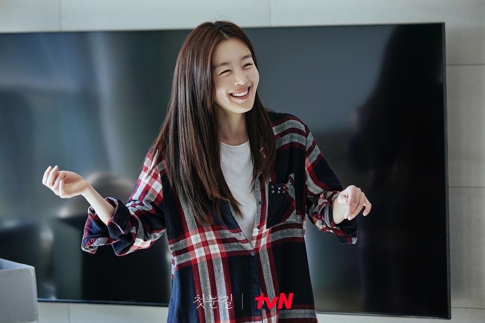 비하인드 스틸 공개 2탄 진아와 윤재 그리고 우리 모두 그냥... 살자🥺 tvN 드라마 프로젝트 <O'PENing> 다섯 번째 단막극 <첫 눈길> #tvN #O'PENing #오프닝...