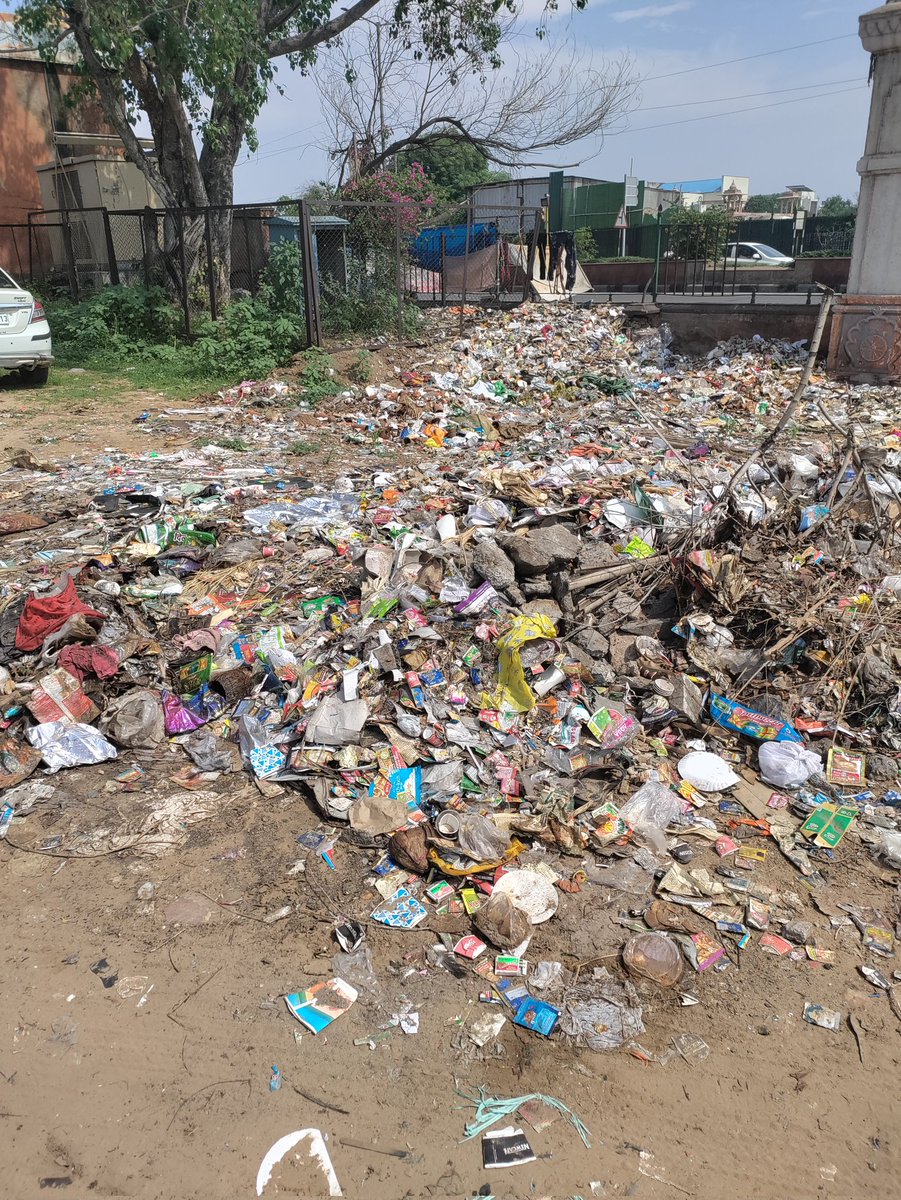 #Jaipur city is breathing garbage and government has no responsibility, what are you  @ashokgehlot51 @CleanJaipur @my_rajasthan @jaipur_police doing to my your home !!  What are you jaipur folks waiting for ? No home is seggregating #savejaipur #cleanrajasthan