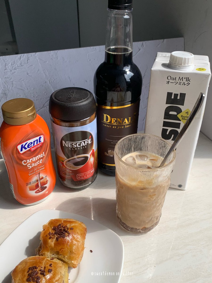 swextdemon's tweet photo. racikan kopi rumahan terenak versi aku, lumayan bgt buat mangkas budget kalau beli kopi (30k) tiap hari. mana udh pakai oatmilk lg, kalo di coffeeshop pasti udh add on 12-18k 🥲💗💗💗

ada bbrp resep ya, aku drop di bawah! #syeeats https://t.co/j6SDWkpZhW