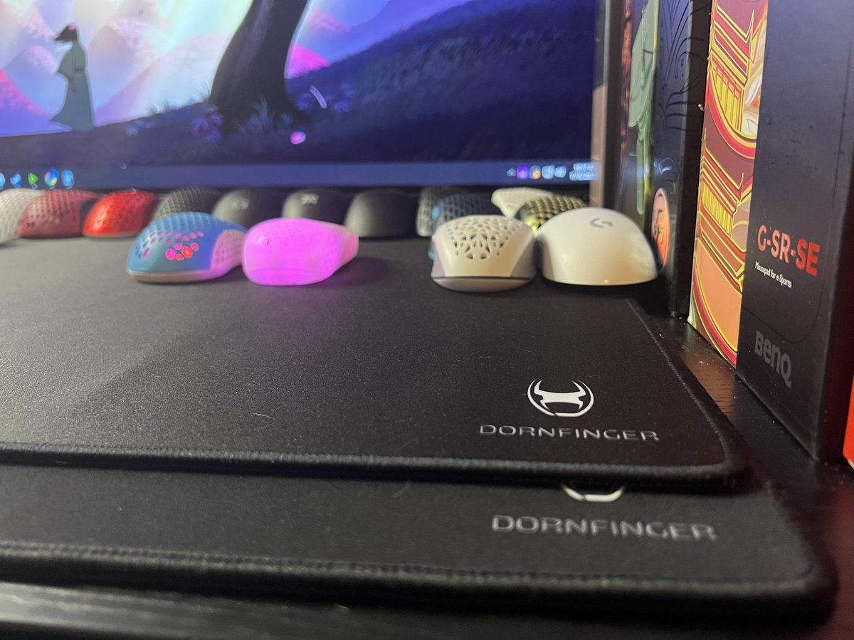 Gen3D_Tech's tweet photo. The Dornfinger Rawpad V2 is the top pad and the V1 is the bottom pad.  The fabric on the V2 looks tighter and darker.  The V2 stitching is tighter also.  The V2 is a faster pad also.  Both pads are 540x540mm each! Will be testing it out this weekend! @Dornfingercom https://t.co/7VPTdUAkZv