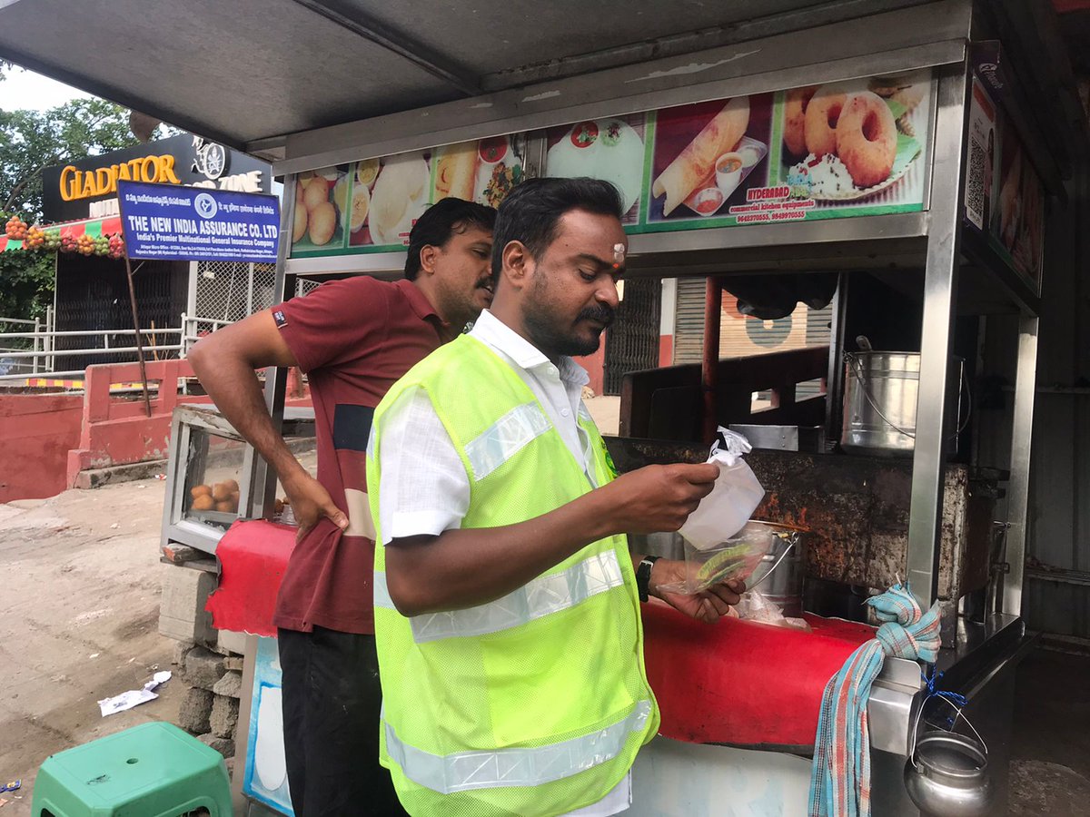 swachhhydd's tweet photo. Early morning followup by #TeamGHMC rajendranagar circle removal of  #SingleusePlasticBags 
#SayNoToSingleUsePlastic 
#BeatPlasticPollution 
#Hyderabad https://t.co/kUOU5HXWyr