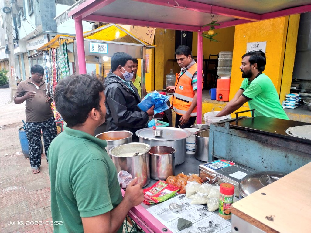 swachhhydd's tweet photo. Early morning followup by #TeamGHMC rajendranagar circle removal of  #SingleusePlasticBags 
#SayNoToSingleUsePlastic 
#BeatPlasticPollution 
#Hyderabad https://t.co/kUOU5HXWyr