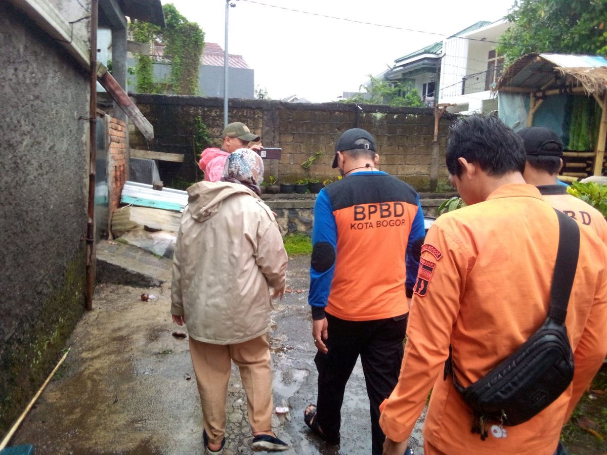 Anggota FPKB PKB Kota Bogor <a href="/PkbKotaBogor/">PKB Kota Bogor</a> bu <a href="/Lusianansiyadah/">Lusiana Nurissiyadah</a> turun ke lokasi bencana..