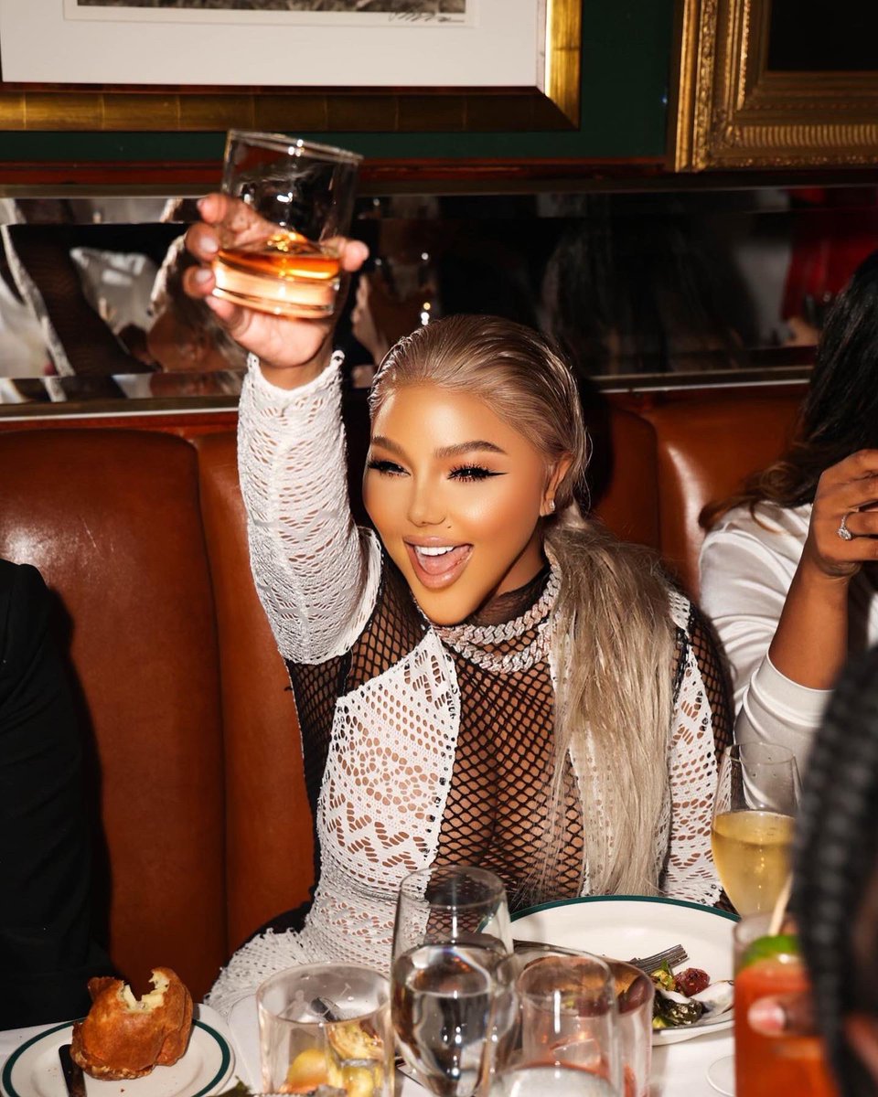 LilKim's tweet photo. I had to work on my birthday but I’m ok with getting that bag and spending it with my beautiful family and friends! 💎❤️❤️❤️ https://t.co/Jk4gKBa4Zc
