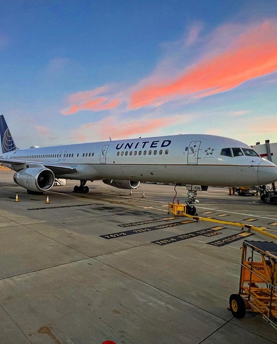 Sunrise glows at LHR on another scorching day on the ramp! Have a great day all & remember stay hydrated #wearelhr #teamlondon #united #uasafety