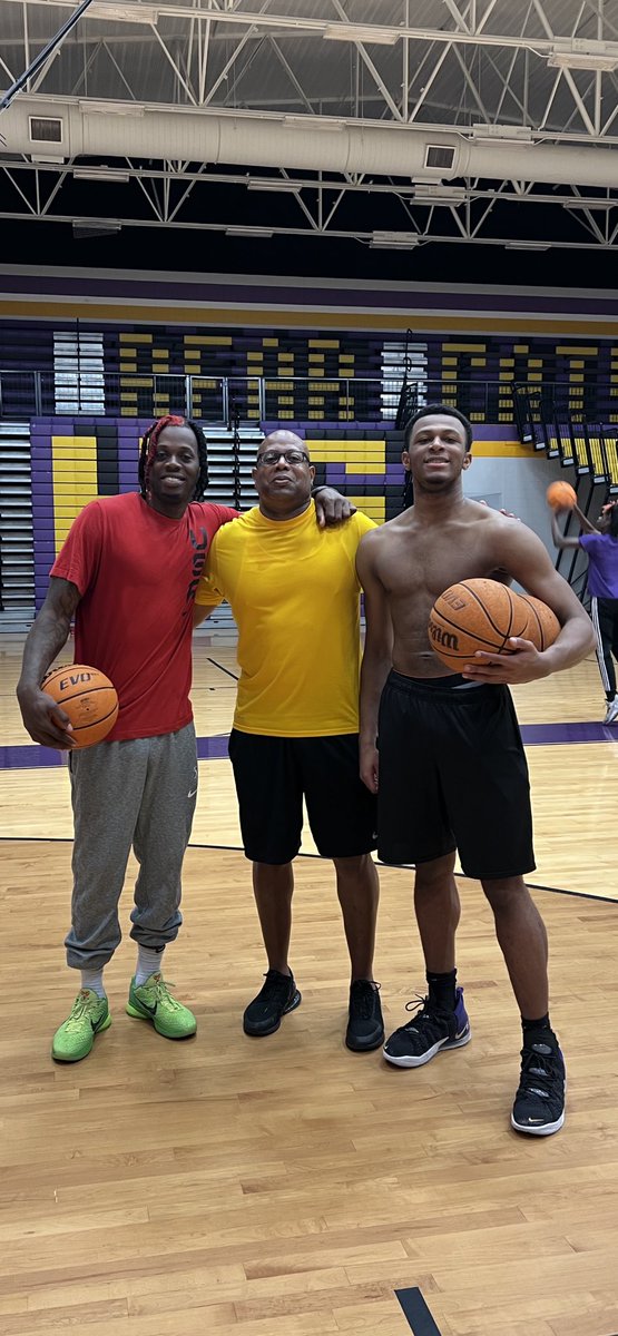 CoachCochran_1's tweet photo. BHS ๐ alumn and NBA G-Leaguer Devon Baulkman (@dvon34) came home and wanted to work out โฆ of course lilโ bro, KJ Cochran (@cochran_kj) had to get in line and pick up them gems ๐๐๐ช๐ฝ๐ฏ!!! #BELIEVEINTHEPROCESS #BHSHOOPS https://t.co/B8O7MB9k1u