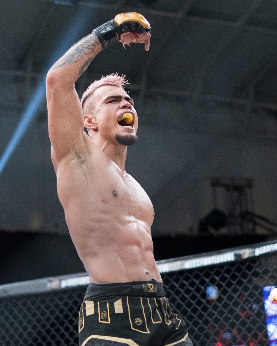 luxfightleague's tweet photo. Alan ‘Tiburón Blanco’ Domínguez no dejó dudas sobre el octágono de LUX y se quedó con la W en el primer round 🦈💥

📺 Sigue #LUX024 en vivo aquí 👇

🇲🇽 México: Star+
🌎 Latam (excepto Brasil): Star+, ESPN3
🇺🇸 USA: Fox Deportes
🌍 Worldwide: UFC Fight Pass

#luxfightleague https://t.co/XTW65NBUBu