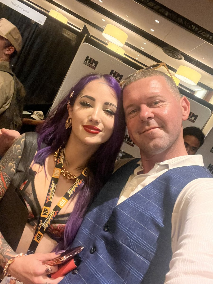 AlexPullerX's tweet photo. @VALERiCAx so good seeing friends again! #exxxotica https://t.co/ULTx1283nJ
