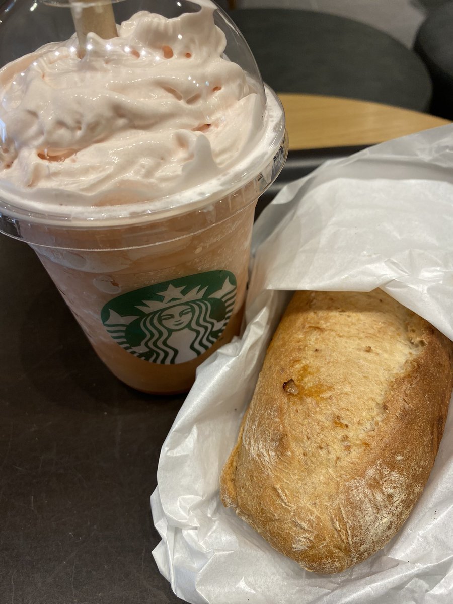 ピーチフラペチーノとパン美味しい😋
#スタバ新作