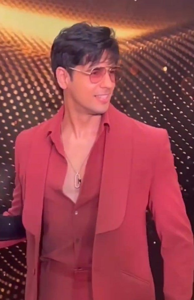 prernarathi9's tweet photo. The #SidharthMalhotra's night 😍congratulation sid ❤️ for the award .......and many more comes .... 😘#Sidkriti #KritiSanon #rashmikamandana #SidKiara https://t.co/XLJVp7hCEb