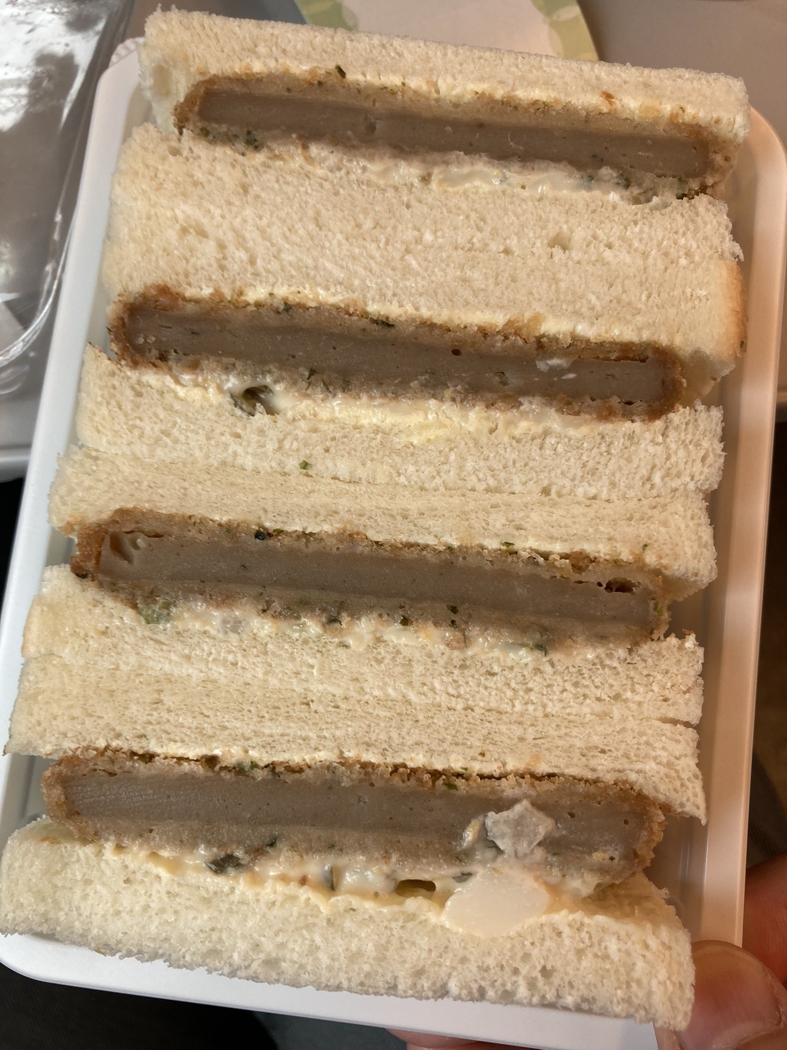 Isoji しぞーか名物 黒はんぺん おでんやフライで食べるのだけ じゃなくて サンドもあり たっぷりのタルタルに 食感の えぇツーンとするわさび漬け 黒はんぺんフライサンド 東海軒 静岡 黒はんぺん わさび漬け タルタルソース T