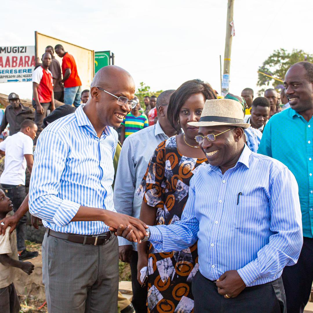 Waziri wa Nishati,January Makamba (<a href="/JMakamba/">January Makamba</a> ) akiwa Buselesele Chato amewataka Wananchi wa Chato kumzingatia Mbunge wao Mh.Medrad Kalemani sababu anawapigania sana awapo Dodoma na Dar. Waziri Makamba amempa Majiko 100 ya Gesi Kalemani ili kuyasambaza kwa Mama lishe Jimboni Chato