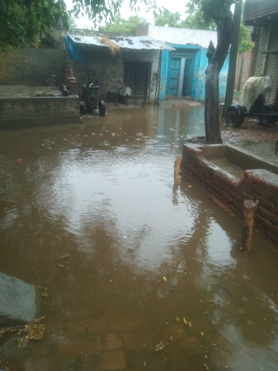 जनपद कासगंज के ग्राम  पंचायत रोशन नगर के सियारपुर में पहली वारिश में गलियों में भरा पानी 1 वर्ष पहले सुचना देने के बाद भी कोई गौर नहीं किया गया प्रधान जी मना भी करते नहीं हे करते भी नहीं हे श्री मान जी यहाँ पर हम लोग बहुत परेशांन हे बहार जाने के लिए मजबूर हे इस पर भी कुछ किया जाय