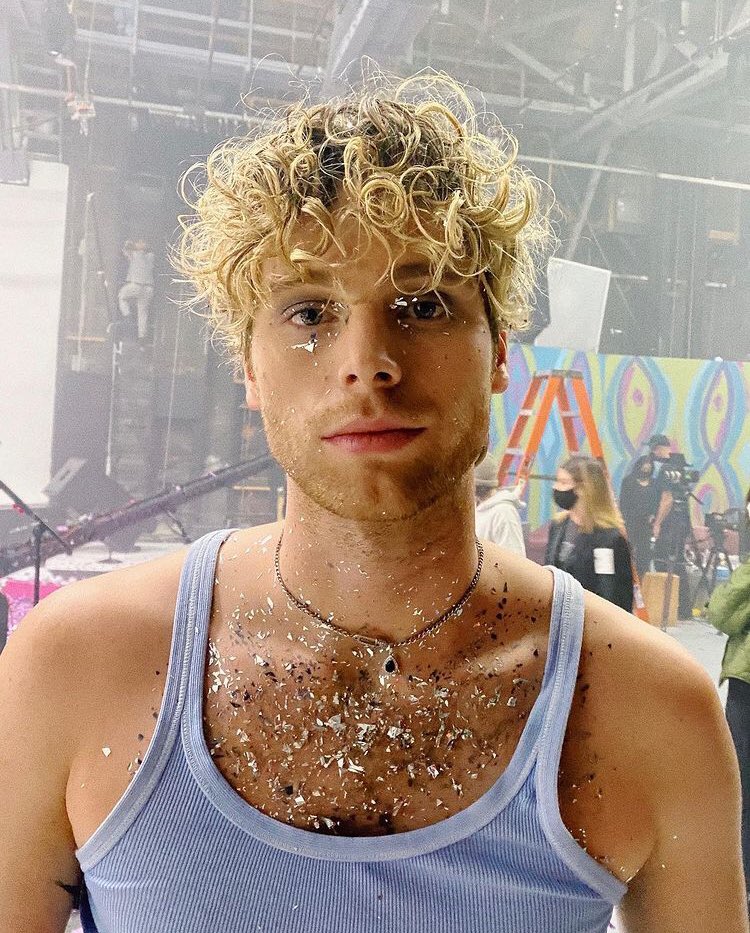 happy birthday to the most prettiest man ever, luke hemmings <3