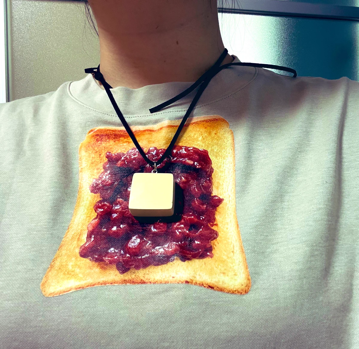 【話題】あんトーストのTシャツとバターのネックレスのせコーデ