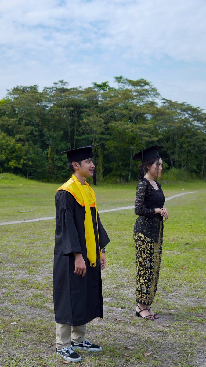 Males___'s tweet image. Twitter please do ur magic. 

Buat temen2 area pekanbaru yg mau foto wisuda outdoor dengan harga mahasiswa bisa kontak aku yaa.
Durasi foto 1 jam 
Include 
- limited photoshoot
- all file on google drive
- 10 edited photos 

*terima jasa foto lainnya juga.