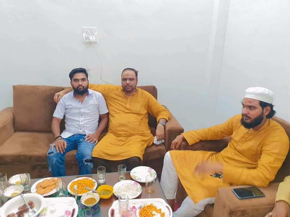 Shadab_Abdi's tweet photo. ईद उल अज़हा के मुबारक मौके पर ईद मिलने घर तशरीफ़ लाए भाई @iftkhartyagi चेयरमैन / मुख्‍य संपादक @Expressnewsbha, इस दौरान कई अहम मुद्दों पर चर्चा भी हुई भाई से. https://t.co/l5RN5mP5Y9