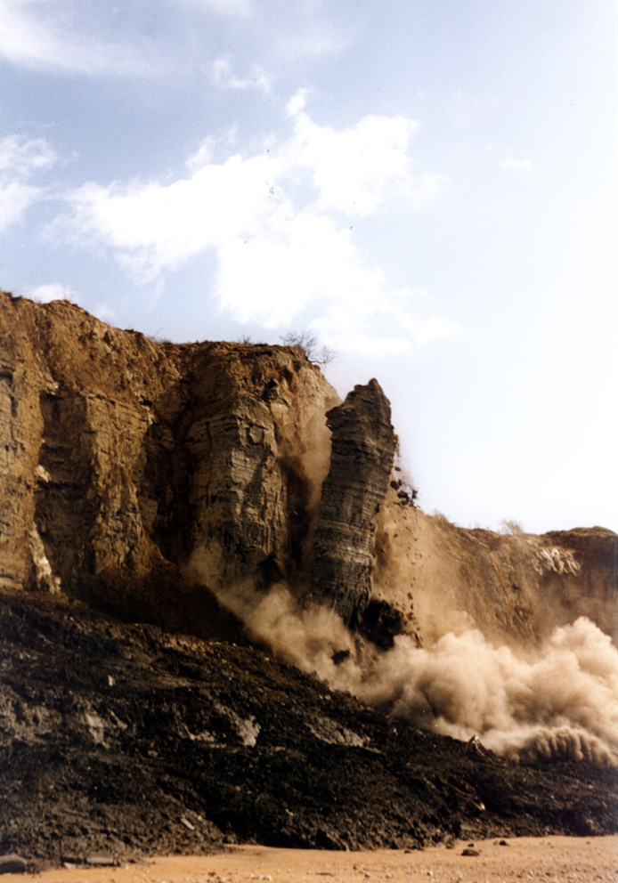 Warnings have been issued across the Jurassic Coast to stay away from the cliffs and bases of cliffs. The extreme heat can cause cracks leading to rockfalls. The <a href="/jurassic_coast/">Jurassic Coast Trust</a> beach warden is out today in #Charmouth advising people to stay away. #DontBeARockFool