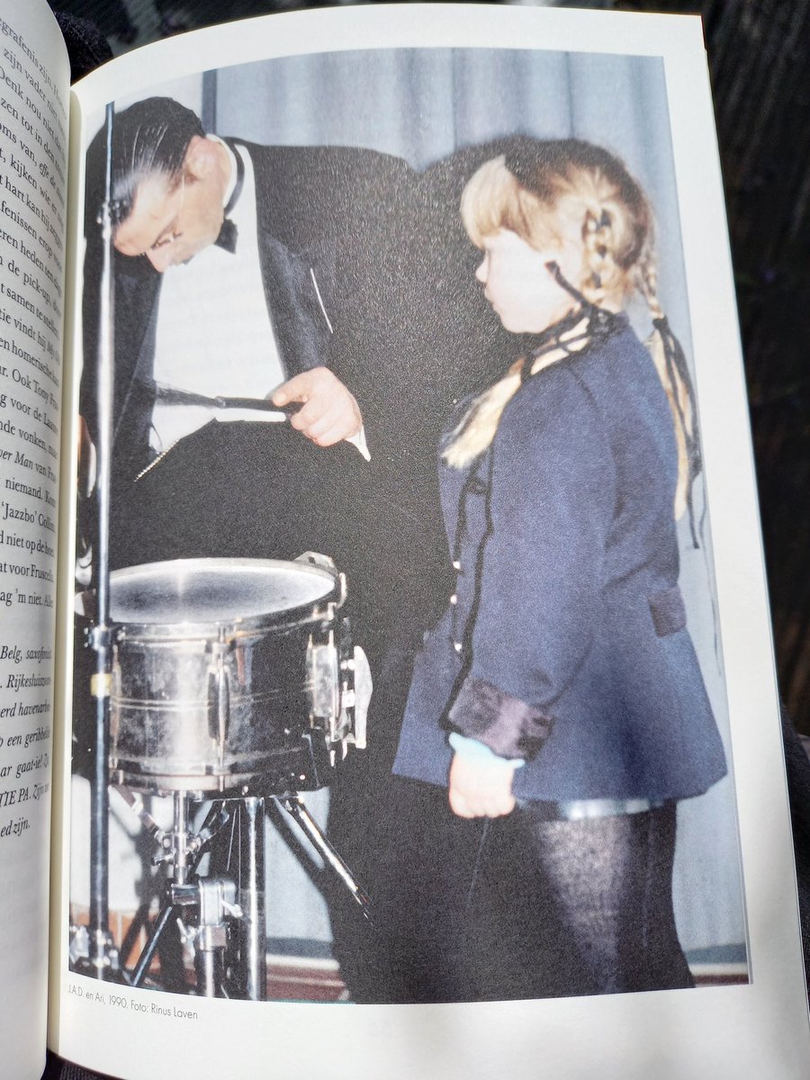 ienapiena's tweet photo. Echt een heel fijn boek. Origineel inkijkje in het leven van Jules. Liefdevol en humoristisch geschreven door dochter Ari en geweldig geïllustreerd. #Deelder https://t.co/1RRfliuYsL