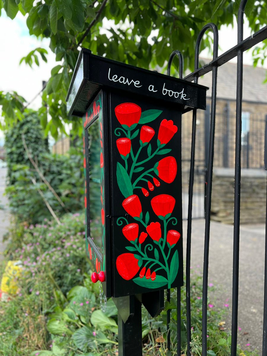 leedslillibrary's tweet photo. The stunning Scarlet Blooms LLFL by Carole aka @maggiemoodesigns up at Woodlesford School #Rothwell (with matching schoolboy).
Thanks to Cllrs Hart-Brookes and Chapman and Kim, from LCC OS CC.
#takeabook #leaveabook
@chb-leeds
@binihoney https://t.co/bglAgOne2w