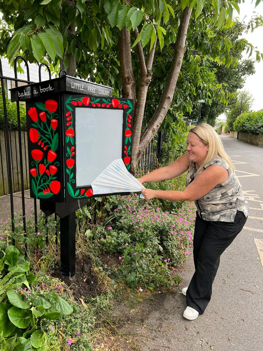 leedslillibrary's tweet photo. The stunning Scarlet Blooms LLFL by Carole aka @maggiemoodesigns up at Woodlesford School #Rothwell (with matching schoolboy).
Thanks to Cllrs Hart-Brookes and Chapman and Kim, from LCC OS CC.
#takeabook #leaveabook
@chb-leeds
@binihoney https://t.co/bglAgOne2w