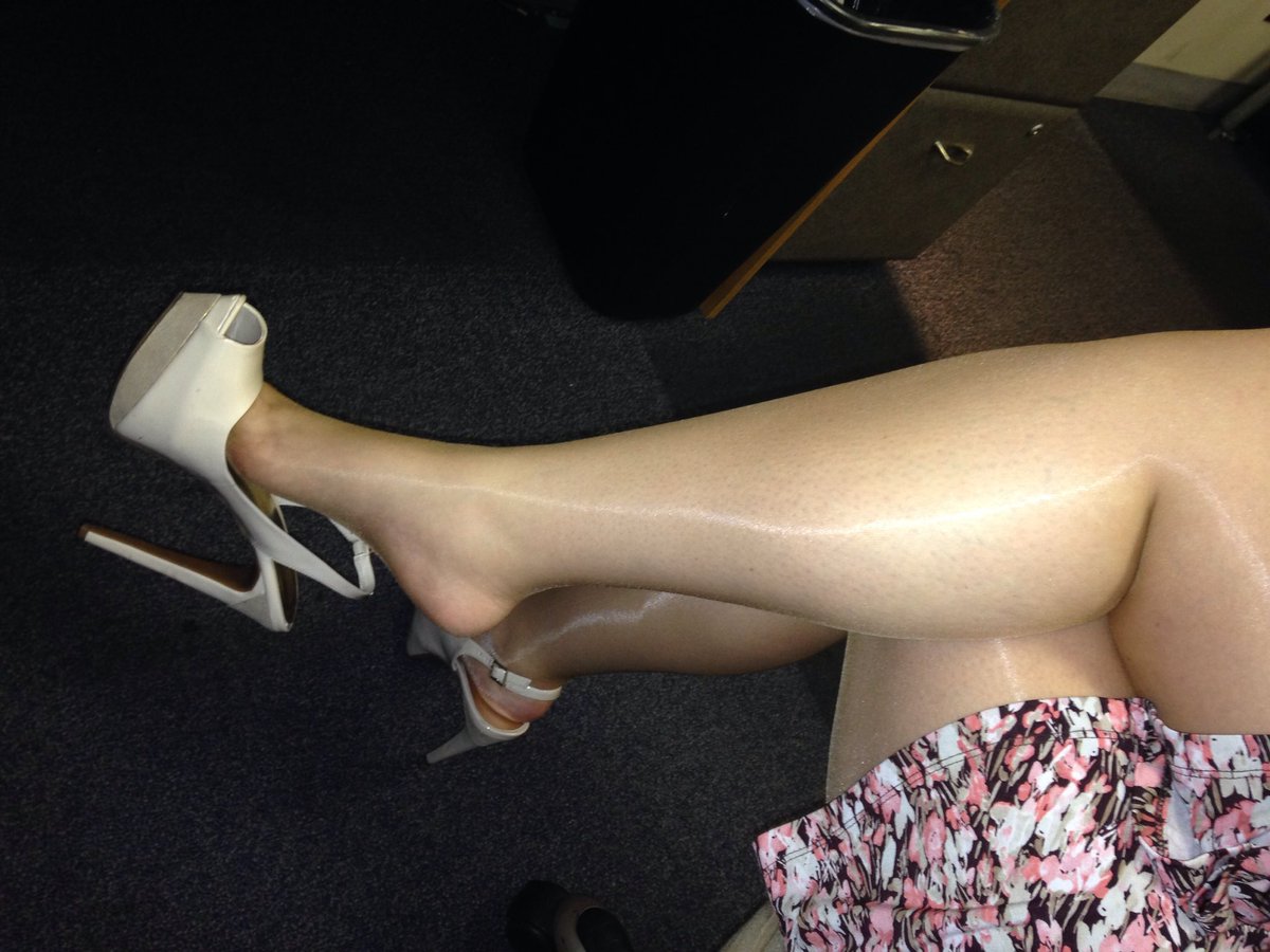 EllasHosiery's tweet photo. #pantyhose #stockings #pantyhoseinpublic #shinypantyhose #ceciliaderafael #shoedangle https://t.co/bn572rORE9