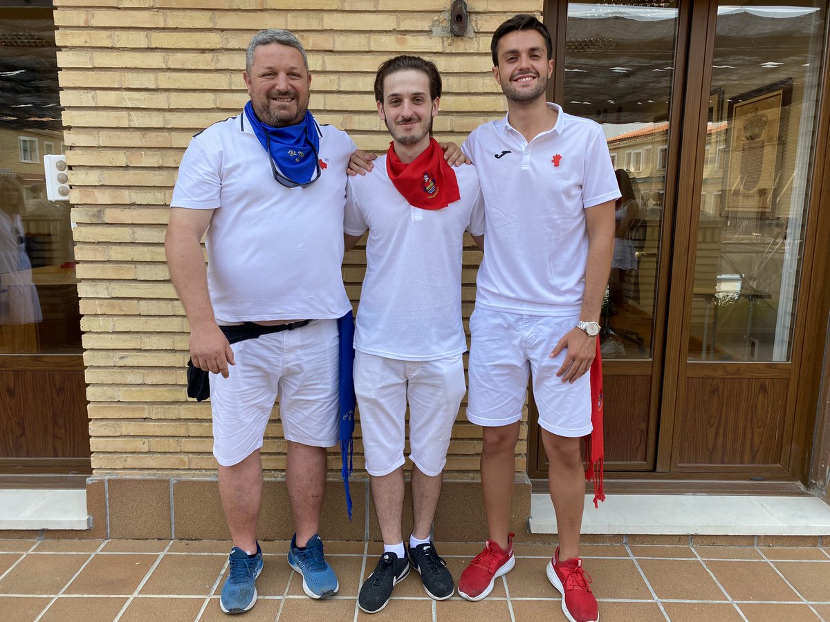 🔻 Con nuestro compañero Javier Heras Alcuaz, ganador del Concurso de Carteles de Fiestas de la Juventud 2022, ayer en el inicio de las fiestas. ¡Muchísimas felicidades por el premio! Zorionak! 

¡Felices fiestas a todo el pueblo de #Caparroso! Jai zoriontsuak!