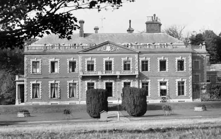 StockwoodDC's tweet photo. 🔎Did you know that there used to be a grand house at Stockwood?

🏡The house was demolished in 1964, but the walled gardens are now part of the Discovery Centre.

Follow #StockwoodSaturday for more facts about Stockwood
📸 credit: @lutonnews / @culturetrustuk 

#History #Luton https://t.co/i6MqHPhT7I