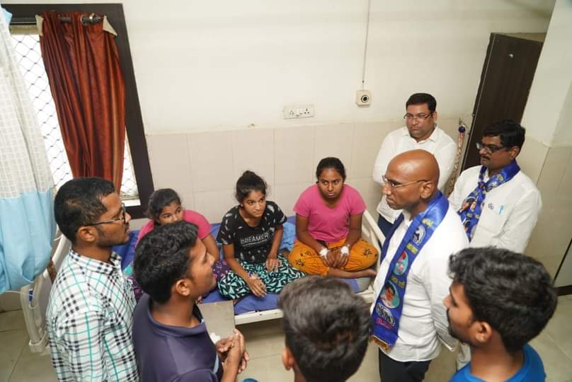 samyak_samaj's tweet photo. People take food to survive, but the students of Telangana #IIIT_Basar are being served foods which cause food poisoning. KCR failed Telangana. https://t.co/kG2K703Eb6