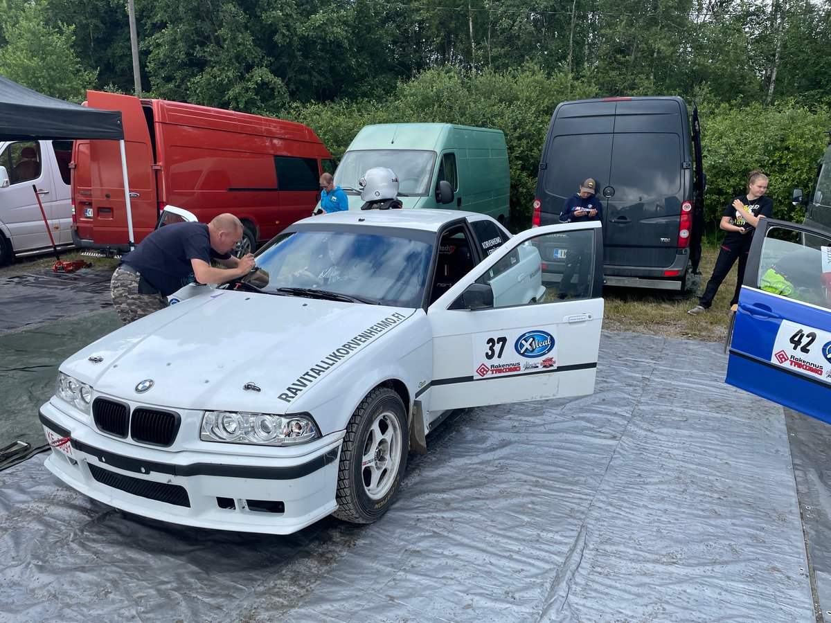 Kaks ekaa pätkää selvitty ja pieni huoltotauko. #ralli 😎