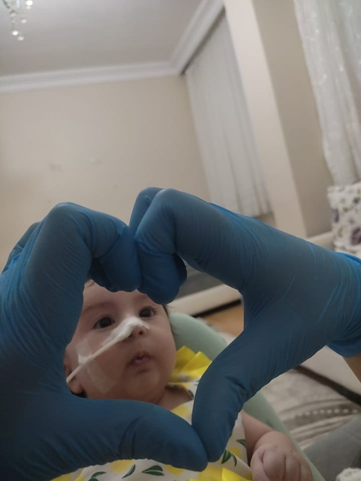 Anne babam beni severken elinde eldiven var çünkü enfeksiyon kapmamam içinmiş ama ben onların elinin sıcaklığını eldiven yüzünden hissedemiyorum beni seven abi ablalarım elimden tutarsa çok çabuk ilacıma ulaşırsam anne babamın elinin sıcaklığını doya doya hissedebilirim.🕊#çöktü