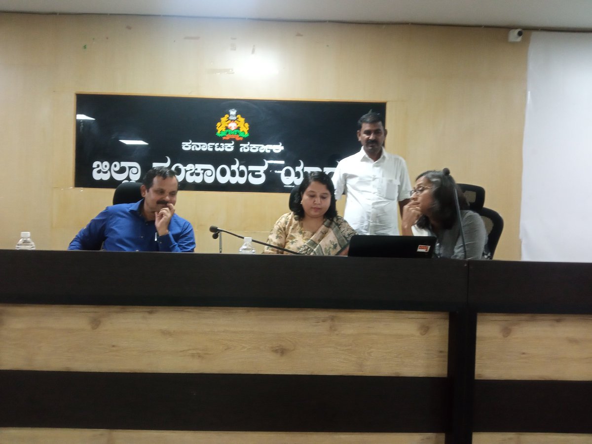 BasavanandM's tweet photo. STE(A)M-Ed ಒಂದು ದಿನದ ಕಾರ್ಯಗಾರವನ್ನು ಯಾದಗಿರಿ ಜಿಲ್ಲೆಯ ಗ್ರಂಥಪಾಲಕರಿಗೆ &amp; ಶಿಕ್ಷಕರು ಮಾಡಿರುವ ಕೆಲಸದ ಬಗ್ಗೆ ಚರ್ಚಿಸಿ &amp;ಎಲೆಕ್ಟ್ರಾನಿಕ್ಸ್ ಕಿಟ್ ಗಳನ್ನು ವಿತರಣೆ ಮಾಡಲಾಯಿತು. ಆ ಸಂದರ್ಭದಲ್ಲಿ DC Ydg Ms.Snehal R madam &amp; CEO ಸರ್ Amaresh Naik sir ಭಾಗಿಯಾಗಿದ್ದರು.
@YCFnews
@readingkafka @ZP_Yadgir @dc_yadgir https://t.co/sAtq6J5TfC