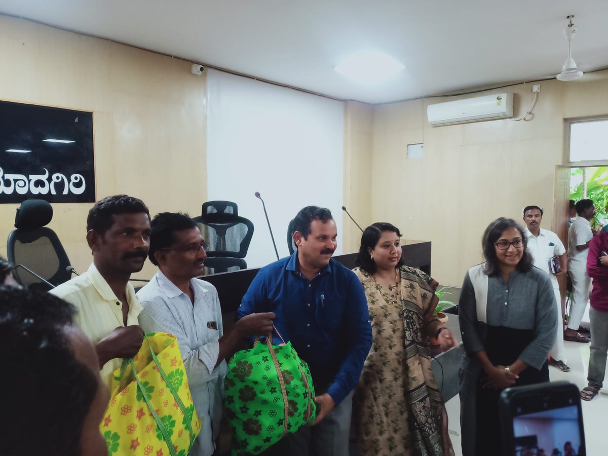 BasavanandM's tweet photo. STE(A)M-Ed ಒಂದು ದಿನದ ಕಾರ್ಯಗಾರವನ್ನು ಯಾದಗಿರಿ ಜಿಲ್ಲೆಯ ಗ್ರಂಥಪಾಲಕರಿಗೆ &amp; ಶಿಕ್ಷಕರು ಮಾಡಿರುವ ಕೆಲಸದ ಬಗ್ಗೆ ಚರ್ಚಿಸಿ &amp;ಎಲೆಕ್ಟ್ರಾನಿಕ್ಸ್ ಕಿಟ್ ಗಳನ್ನು ವಿತರಣೆ ಮಾಡಲಾಯಿತು. ಆ ಸಂದರ್ಭದಲ್ಲಿ DC Ydg Ms.Snehal R madam &amp; CEO ಸರ್ Amaresh Naik sir ಭಾಗಿಯಾಗಿದ್ದರು.
@YCFnews
@readingkafka @ZP_Yadgir @dc_yadgir https://t.co/sAtq6J5TfC