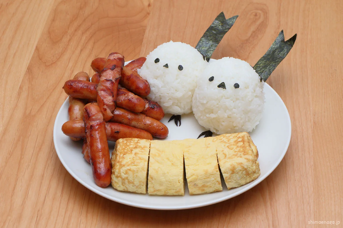 【話題】ウインナーと卵焼きに可愛いシマエナガおにぎりプレート