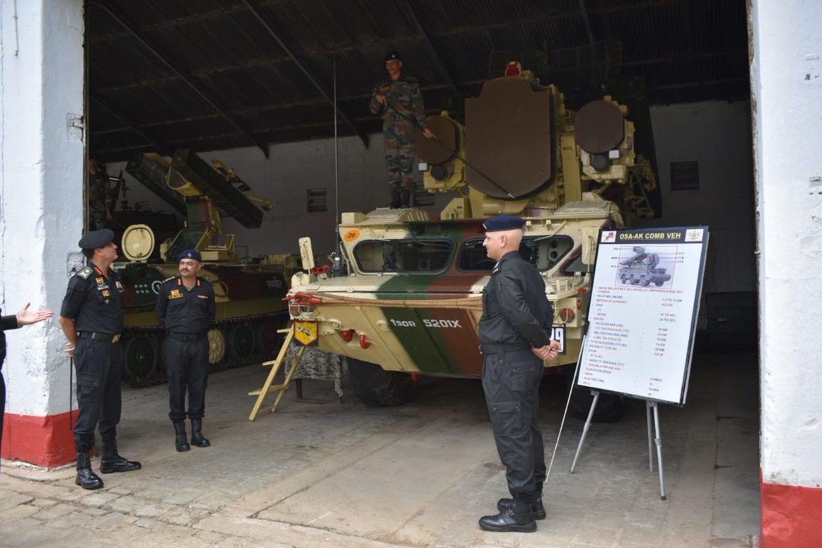 GOC #SudarshanChakra Corps reviewed the operational preparedness of #WhiteTigerDivision. He appreciated the high standards and exhorted all troops to continue working hard with same zeal and fervour

#IndianArmy 
@amritabhinder 
@rwac48 @bhushan_gyan 
@jkd18 @kakar_harsha
