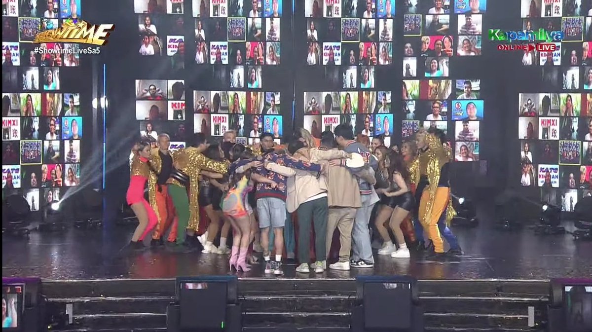TeamShowtime24's tweet photo. HUGS 🤗
#ShowtimeLiveSa5

@vicegandako @annecurtissmith @VhongX44 @anakarylle @jhongsample @prinsesachinita @ogiealcasid @AmyPCastillo @jugsjugsjugs @teddspotting @ryanbang @jackiegirlg #IonPerez https://t.co/YyvFRW6gFu