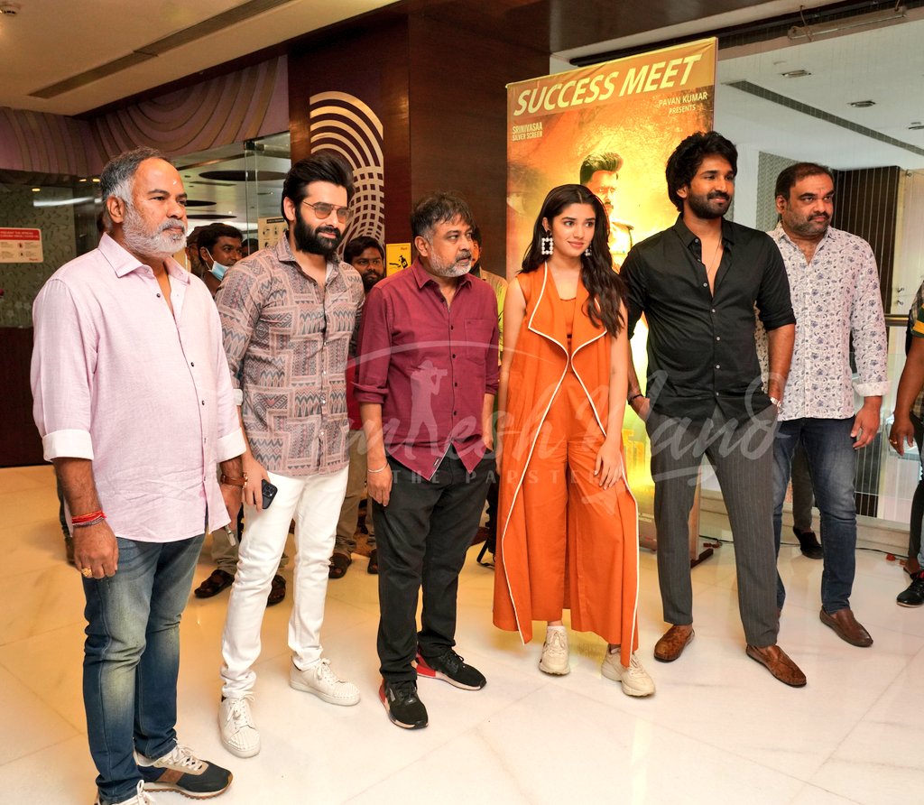 ArtistryBuzz's tweet photo. #Rampothineni #krithishetty #aadhipinisetty whole team snapped at #thewarrior success meet in Hyderabad
@ArtistryBuzz @ramsayz @krithi.shetty_official @AadhiOfficial #southpaparazzi #tollywoodcelebs #artistrybuzz https://t.co/pgkMx6q0ce