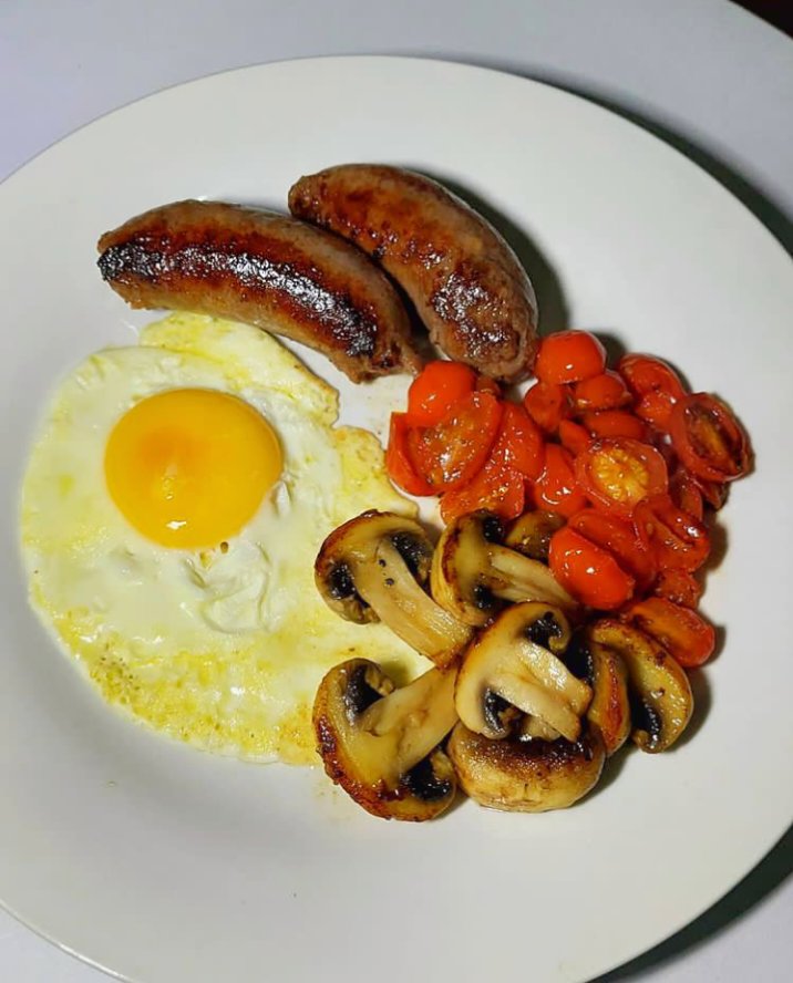 Sesicaro1's tweet photo. Good morning
Let's eat 😋
Cherry tomatoes, sausage, mushrooms and egg
#ck #carocooks #breakfast #food #cooking https://t.co/BLl52loHFd