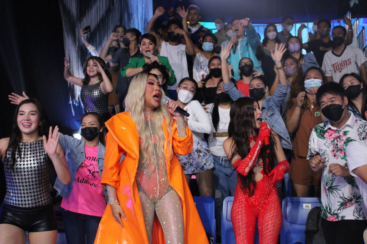 itsShowtimeNa's tweet photo. Anne Curtis &amp; Vice Ganda with the Madlang People! #ShowtimeLiveSa5 https://t.co/0BfMoBzCml