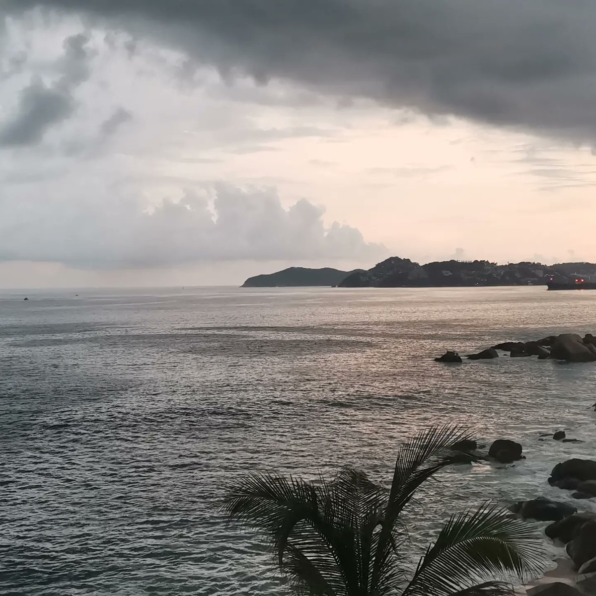 Gilbert80459238's tweet photo. Entrando la lluvia en Acapulco https://t.co/FXIIAkLtvC