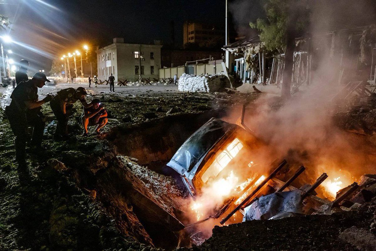 це піздець, прокинаємось з фото після бомбардування, а вночі детонацію на все місто було чутно