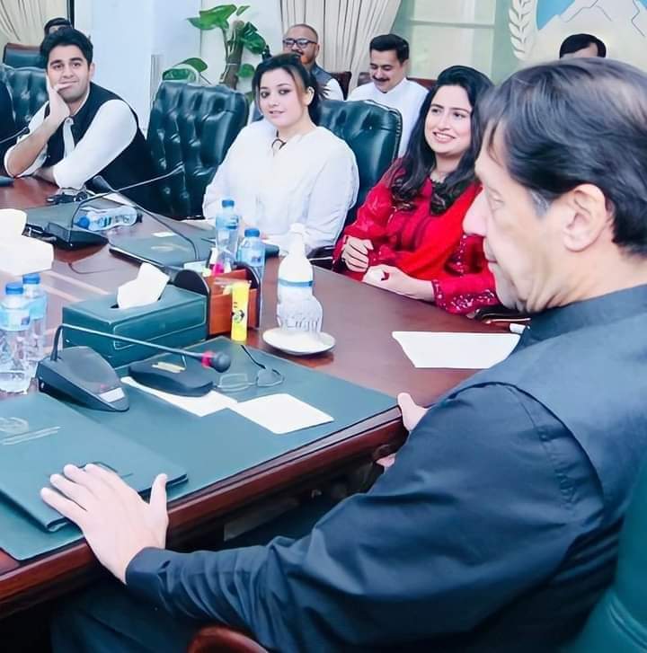 Khan__003's tweet photo. واستہ پڑا ایسے ڈاکؤ نما آنٹیوں سے
جنہوں نے چہرے کی مسکراہٹ چھین لی https://t.co/f84u4XVBBR