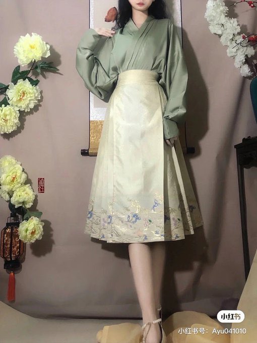 ryooozhu's tweet photo. #Dior #STOPCULTUREAPPROPRIATION
This is our Chinese transitional dress called MaMian. It originated in the Song Dynasty.This is a unique design of Chinese hanfu,not @Dior !
它叫马面裙,起源于中国宋代,是中国传统服饰之一,这不是Dior的!!!
Plz stop culture appropriation!!! https://t.co/vbIpNA1bgB