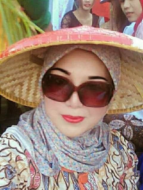 NurlinaDewi11's tweet photo. Keclak na ci hujan maseuhan jajalaneun nutur kn léngkah nu bakal di jugjug pikeun néang berkah Rejeki nu datang na ti hareup di barengan ku tékad seja milari ridho Alloh .

Mugi hujan dinten ieu cing nyandak ka barokahan kanggo sadaya wargi " 
Aamiin YAA robbal alamin 🤲🤲 https://t.co/B9pVS4Zioh