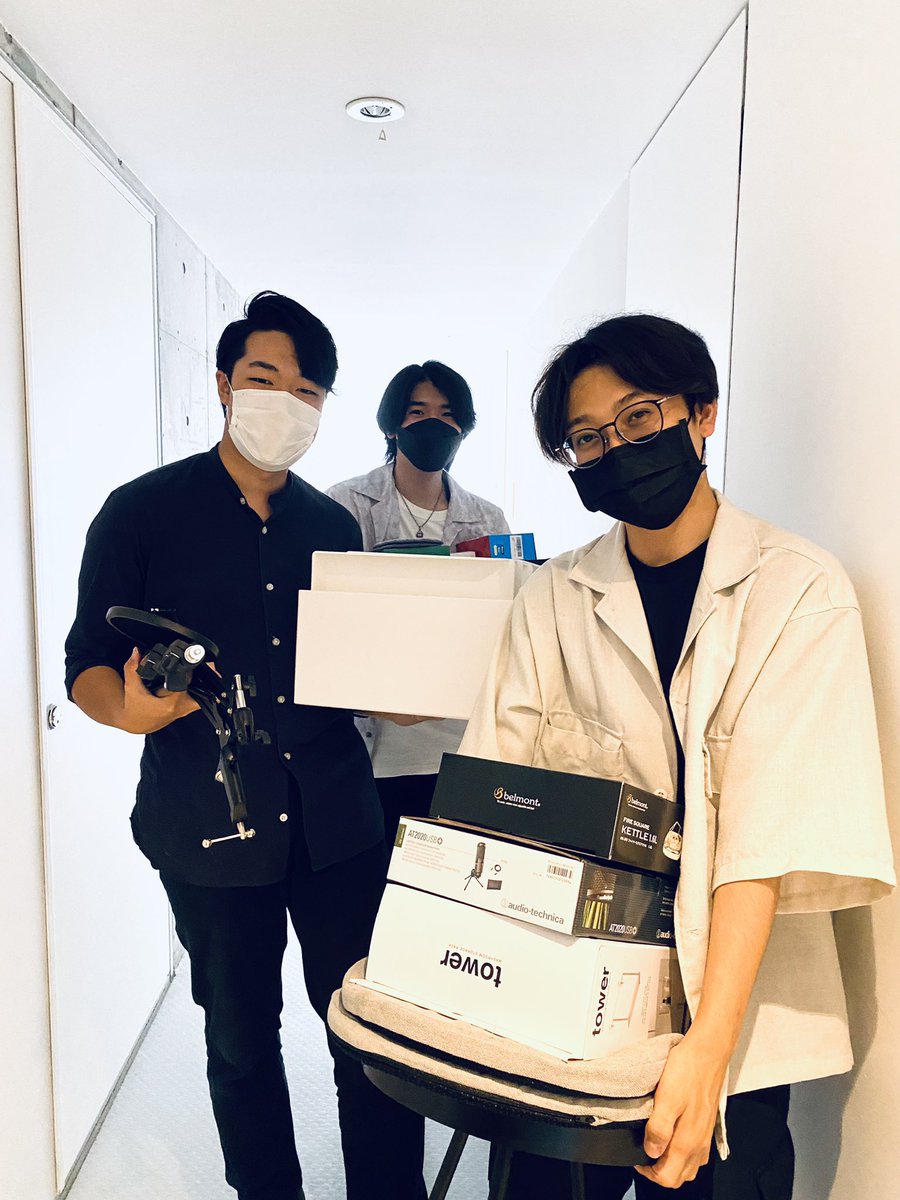 AotaTsutomu's tweet photo. 僕の仕事部屋で使わなくなったホワイトボード要りませんか〜と先日Facebookに投稿したら、起業したiU生がオフィス用に欲しいと手を挙げてくれたので、ついでにいろいろ（けっこう良いもの）持っていってくれました。 https://t.co/LnayFOgHjm