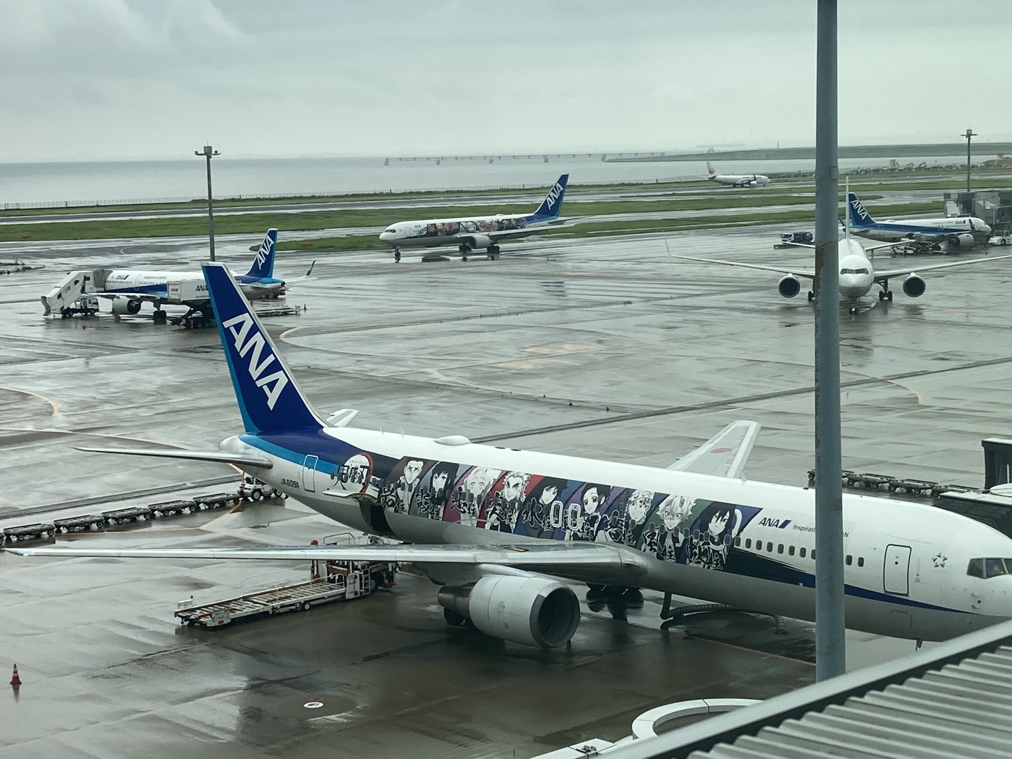 たつお ダブル鬼滅ktkr まさか撮れると思わんかったー 別に鬼滅興味あるわけじゃないけど興奮したw Ana 鬼滅の刃 T Co Qhf61j9ucu Twitter